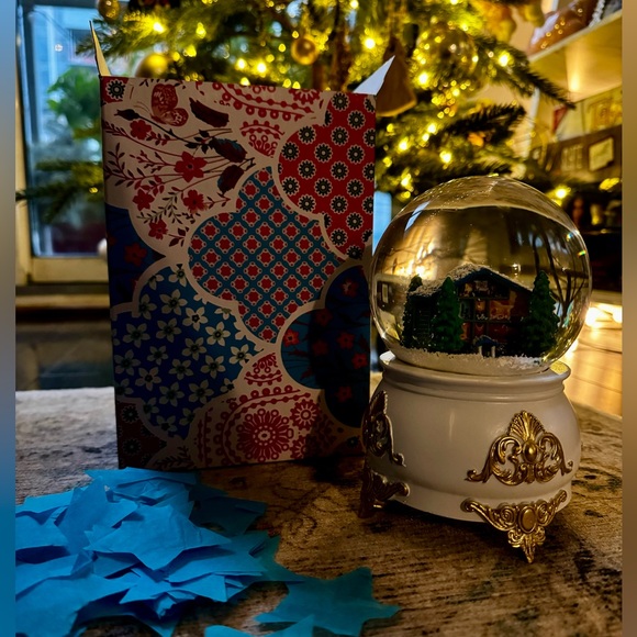 Taylor Swift Lover House Snow Globe - Picture 2 of 3